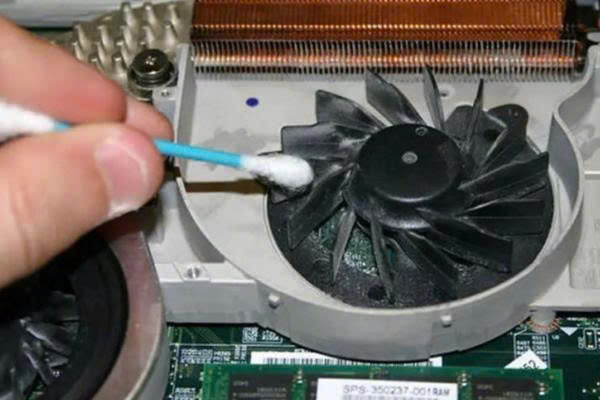 Những yếu tố khiến laptop gaming nóng hơn bình thường