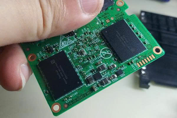 Premiere Pro SSD: yếu tố nào quan trọng hơn tốc độ tối đa?